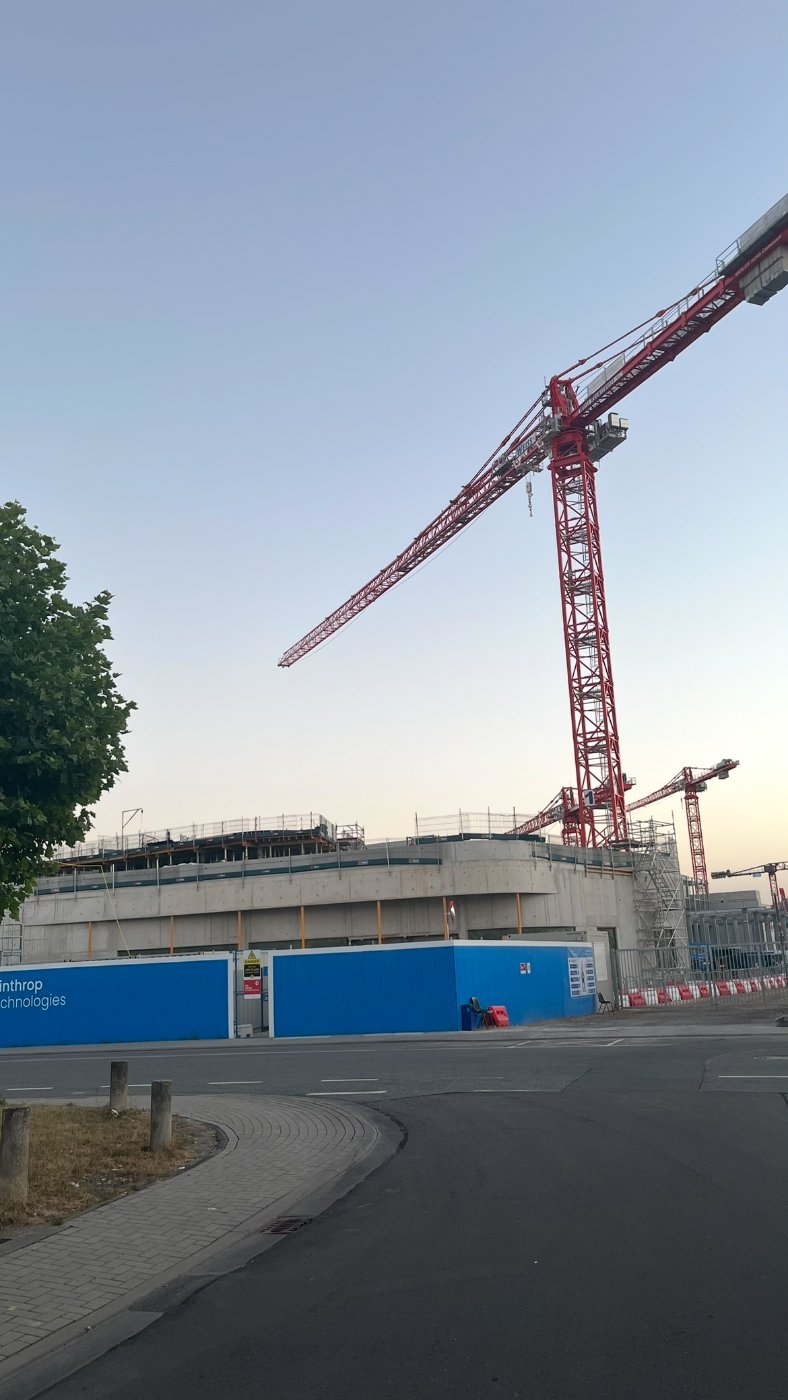 Frankfurt data centre construction: who actually builds it?